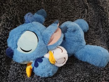 Peluche stitch couché avec canard