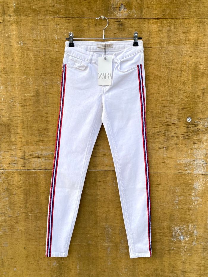 Jean skinny blanc et rouge ZARA