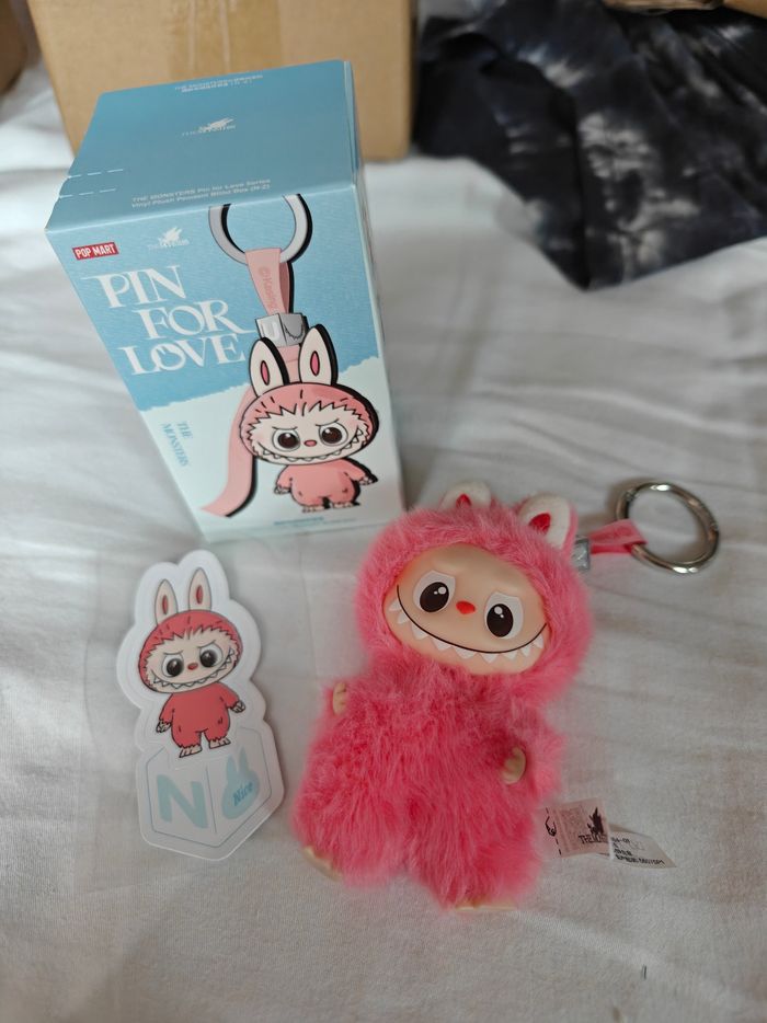 Pop Mart LabuBu pin for love lettre N rose