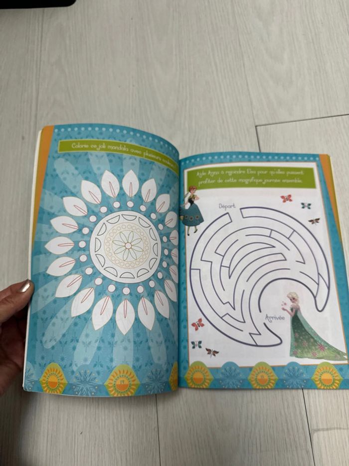 Livre de coloriage à jeux et stickers la reine des neiges neuf - photo numéro 6