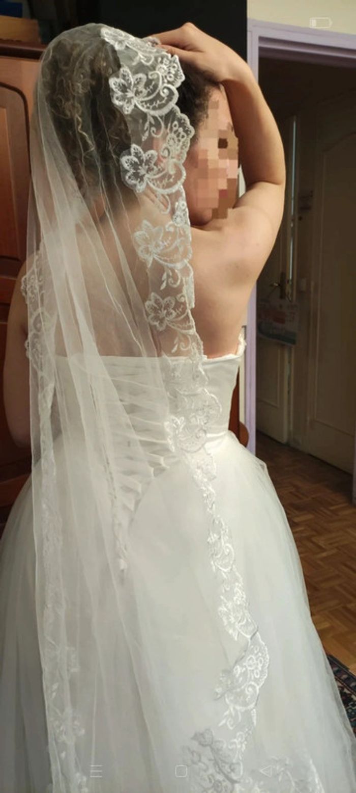 Robe de mariée bustier 36 "princesse" plumes et strass avec traîne et voile - photo numéro 2