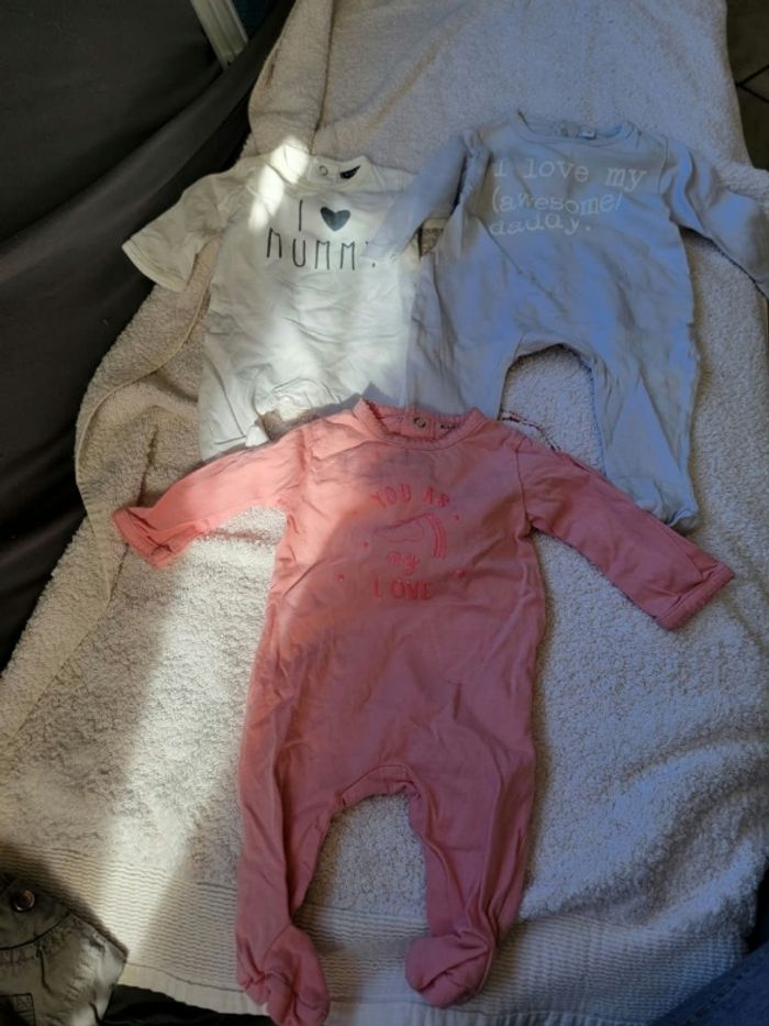 Lot de 3 pyjamas et 2 bodies 1 mois fille