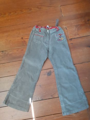 Pantalon en velours gris motif petites fleurs brodées  muti poches