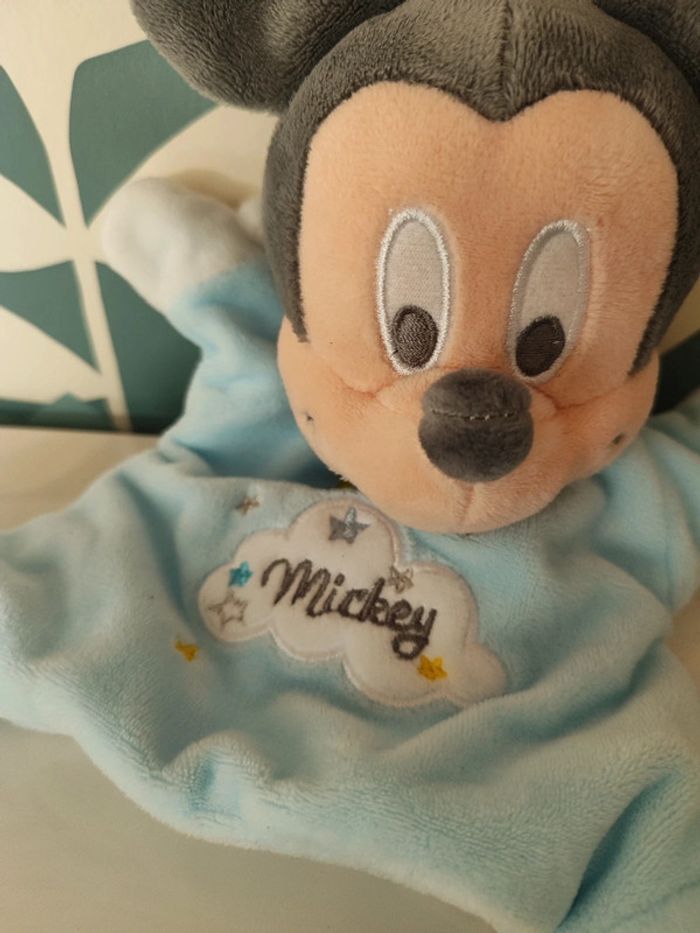 Peluche doudou marionnette Mickey Disney baby - photo numéro 2