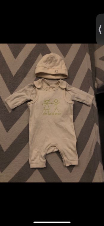Jolie Tenu bébé taille 1 mois 