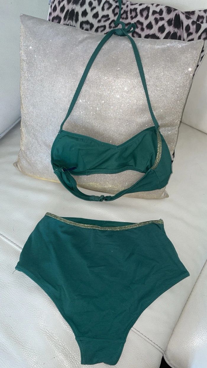 Maillot de bain 2 pièces Kiabi vert émeraude, effet côtelé, porté une seule fois - photo numéro 2