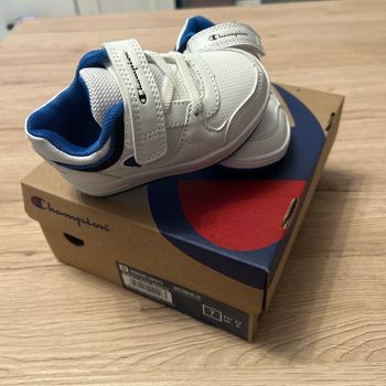 Baskets neuves, taille 22