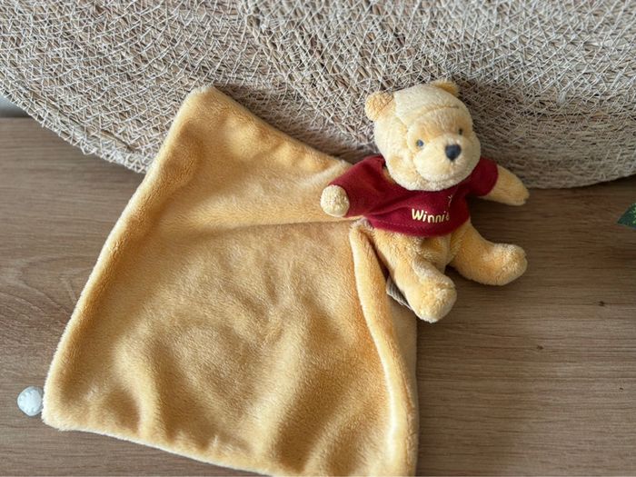 Doudou ours Winnie pull rouge abeille mouchoir jaune feuille Disney baby - photo numéro 2