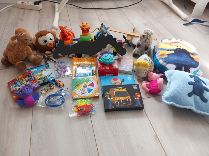 Lot de jeux, jouets, peluches .....