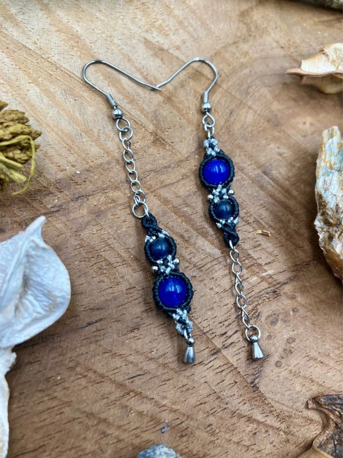 Boucles d’oreilles pendantes dépareillées macramé chaînes pierres Agate et Azurite - photo numéro 2