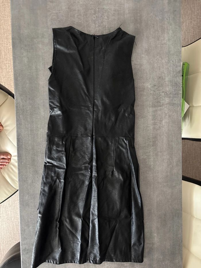 Robe noir simili cuir - photo numéro 2