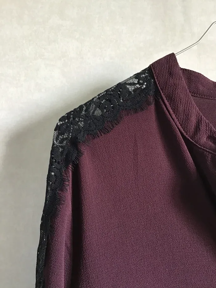 Blouse bordeaux avec dentelle noire marque Akoz - photo numéro 2