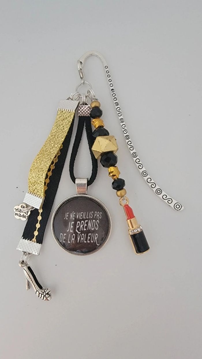 Cadeau humour, bijoux de sac ou marque page " je ne vieillis pas, je prendscde la valeur"