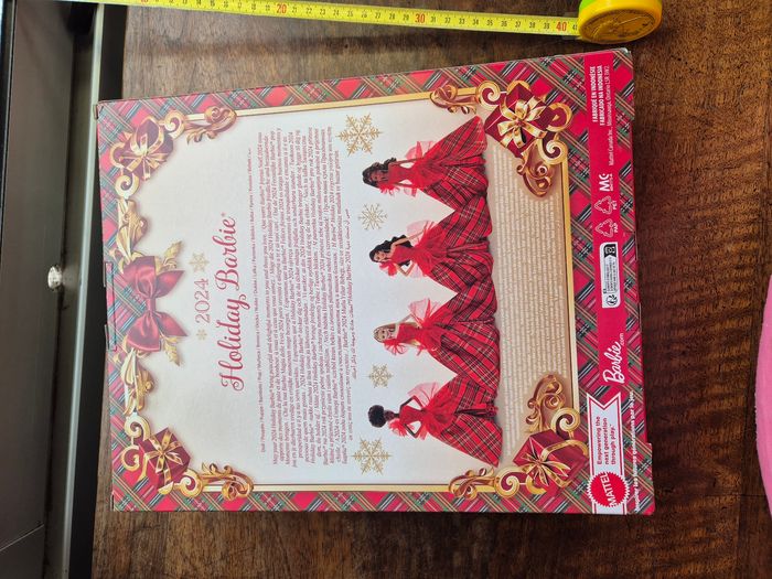 Poupée Barbie signature Joyeux Noël Blonde : Holiday Barbie 2024 - photo numéro 4