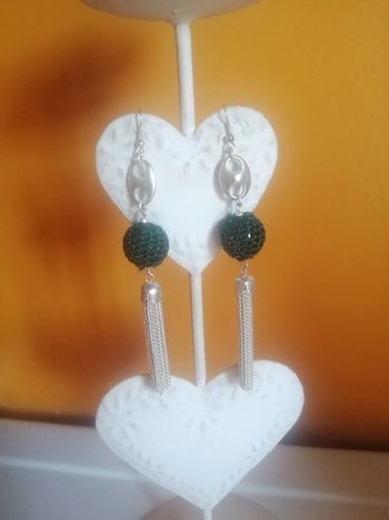 🌸Charmantes boucles d'oreilles multi chaînes et pompon vert brodé "Stella&dot" 🌸