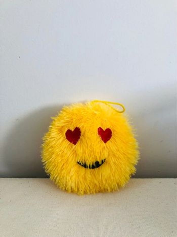 Peluche boule smiley yeux cœurs - photo numéro 3
