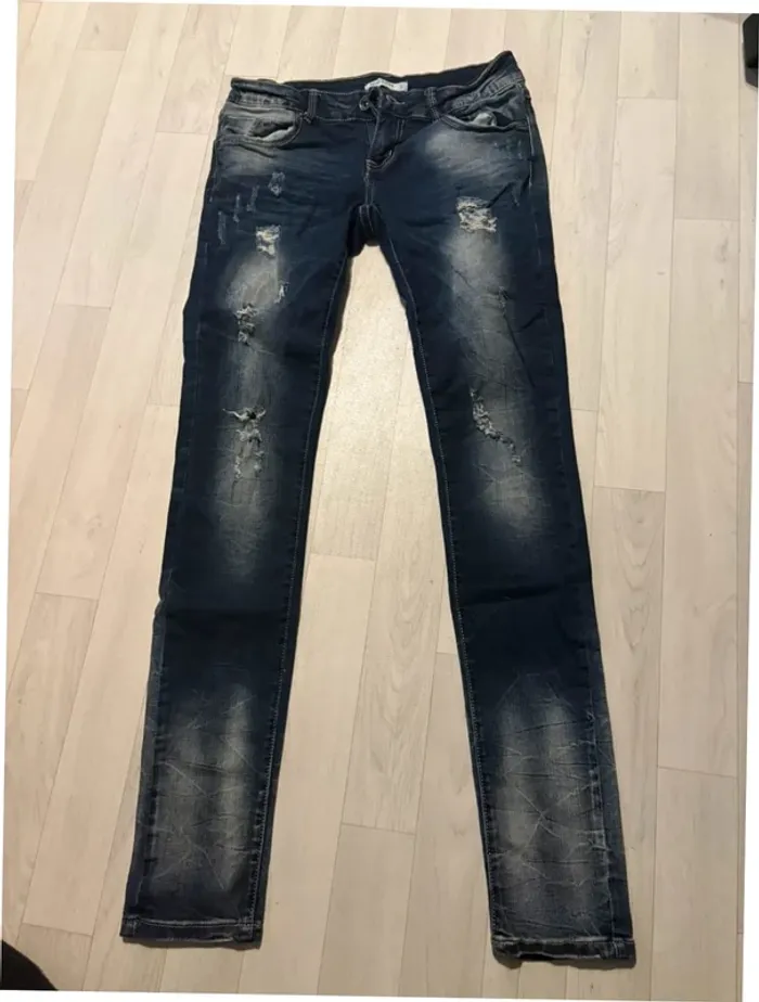 Jean skinny bleu effet destroy 38 miss Anna très bon état