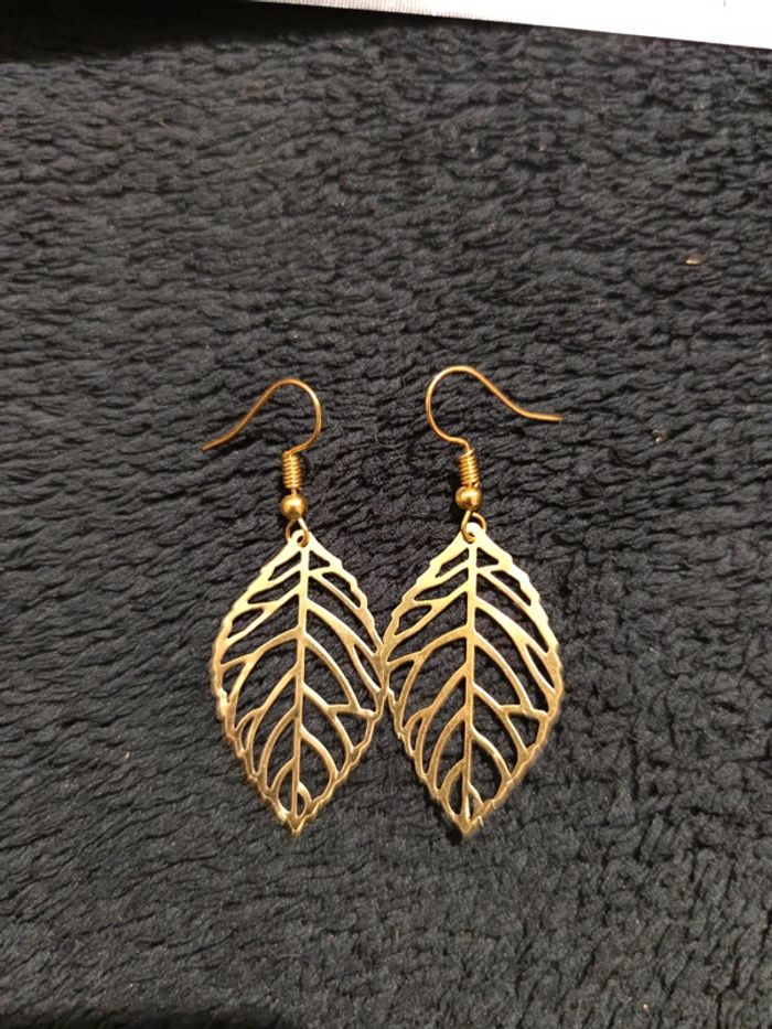 Boucles d'oreilles pendantes fantaisie métal doré feuille