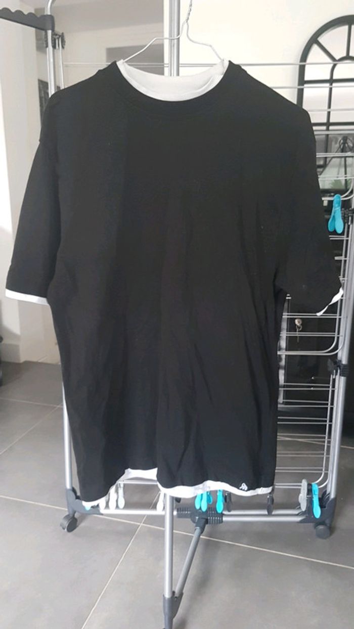 Tee short noir et blanc