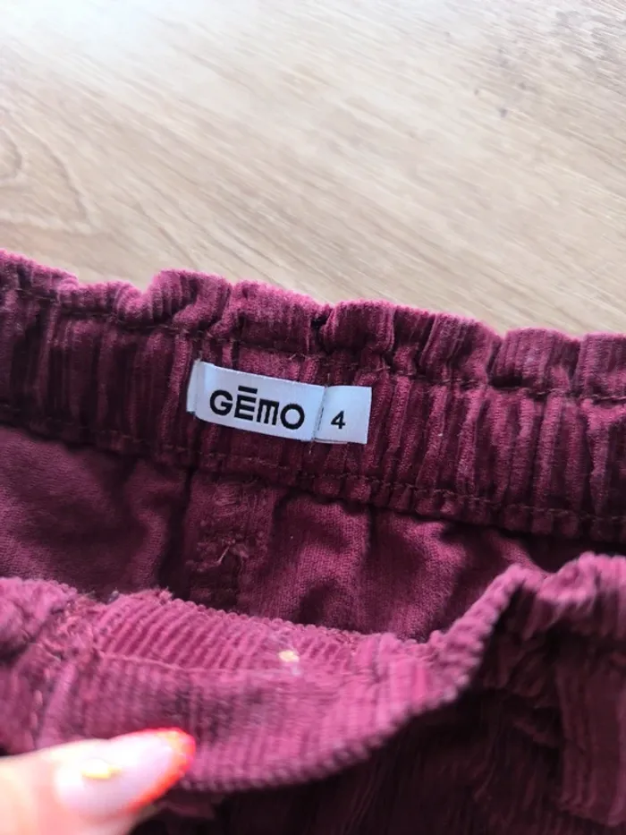 Short en velours bordeaux, taille 4 ans , état impeccable fille - photo numéro 3