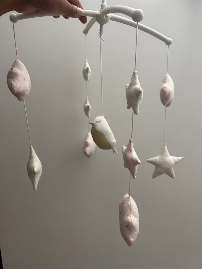 Mobile bébé rose maisons du monde