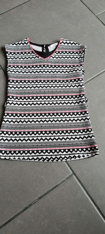 Robe noire à motifs