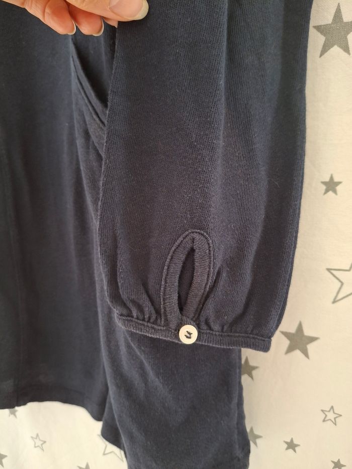 Robe courte bleu marine et col blanc 12 ans Zara
2 poches devant et bouton au niveau des manches 
Très bon état ni trous ni tache - photo numéro 6
