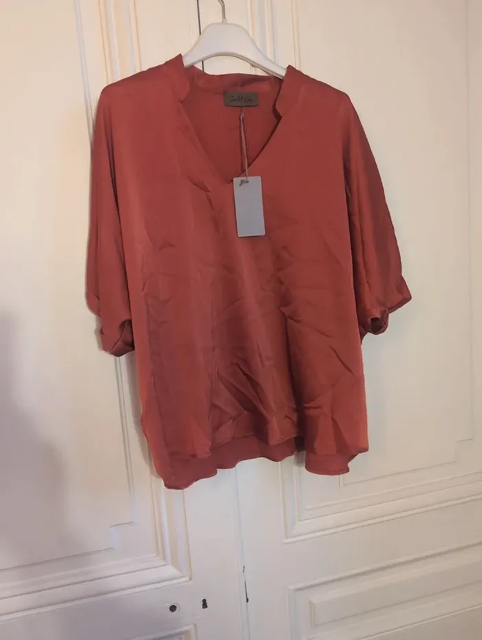 Robe noire motifs dorés