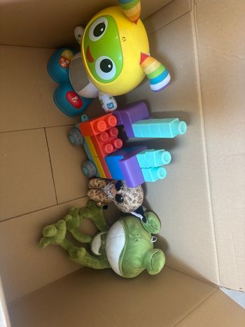 Lot jouet d’éveil, peluche, livre 