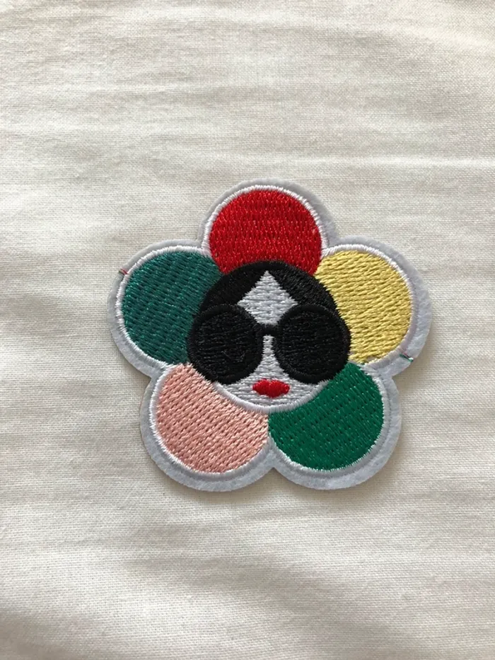 Écusson patch brodé fleur neuf