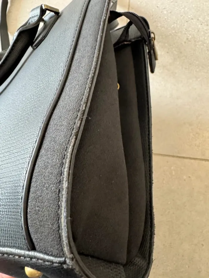 Sac à main Hexagona noir, il ya des marques d'usures, 33*26cm - photo numéro 5