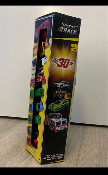 Lot de 30 voitures neuves 