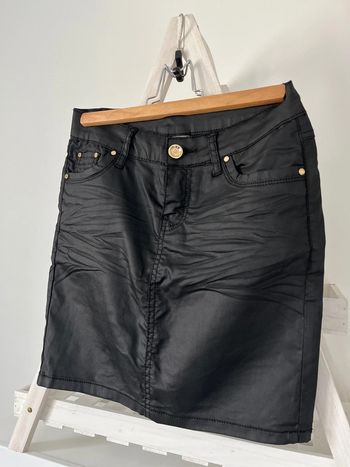 Jupe courte jean similicuir noire effet ciré