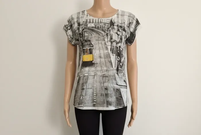 T-shirt blanc avec impression urbaine en noir et blanc tramway