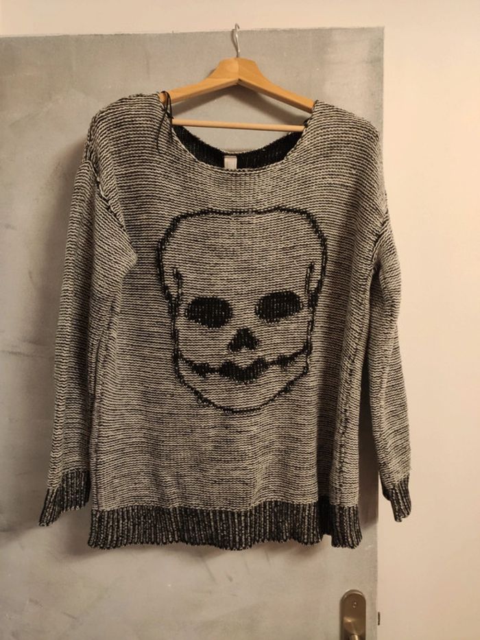 Pull gris maille dessin crâne