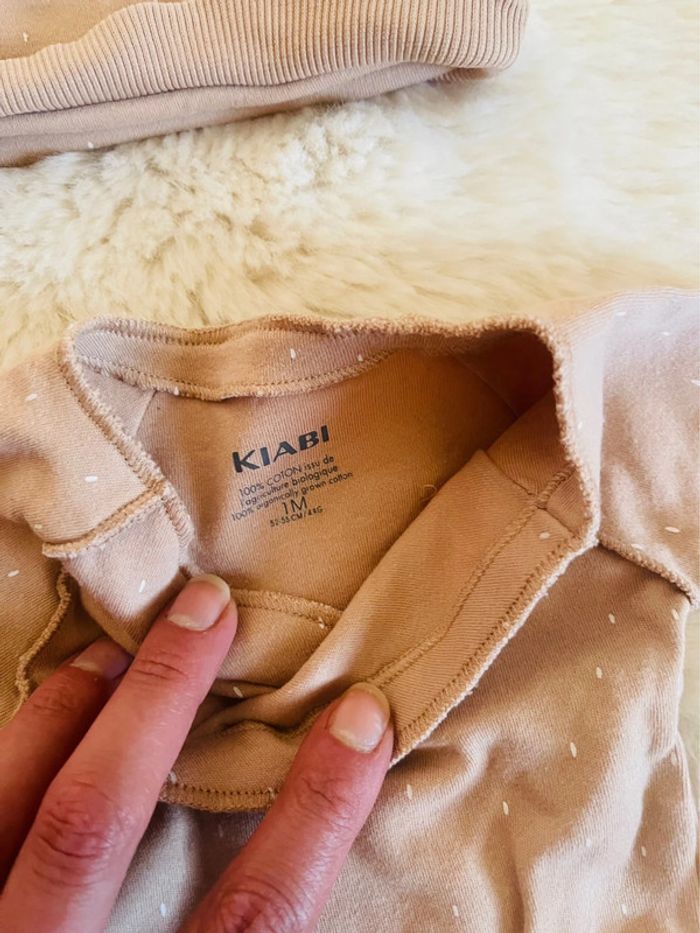Ensemble bébé 1 mois Kiabi – body cache-cœur, bonnet, pantalon – parfait état - photo numéro 3