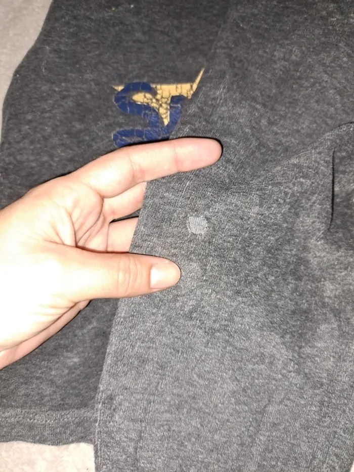 Pyjamas 4 ans avec un petit trous sur le pantalon - photo numéro 2