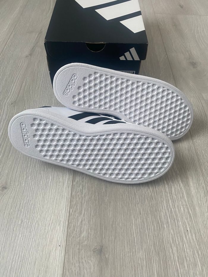 Baskets Adidas blanches & noires - Neuves - T.32 👟 - photo numéro 7