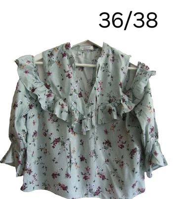 tunique blouse fraiche épaules dénudées  marque Bershka