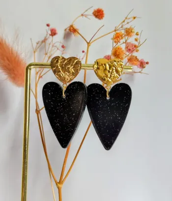 Boucles d'oreilles pendantes double coeur noir doré