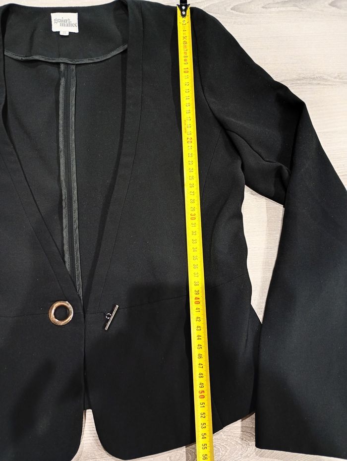 Veste de blazer noire – Grain de Malice – Chic & Détails Dorés
- photo numéro 6