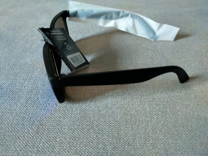 Lunettes de soleil enfant – Monture noire mat & verres verts effet miroir - photo numéro 4