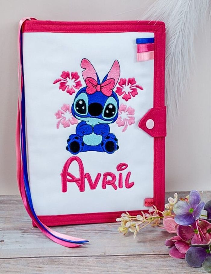 Protège carnet de santé personnalisé STITCH - CHOIX DE COULEURS ET PRÉNOM PAR MESSAGE - photo numéro 3