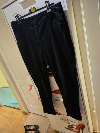 Pantalon velours noir T. 44-46 C&A neuf