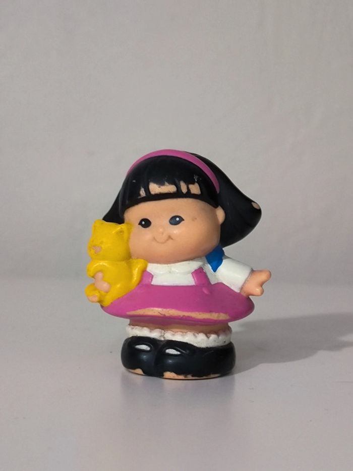 Little people figurine petit fille avec son doudou