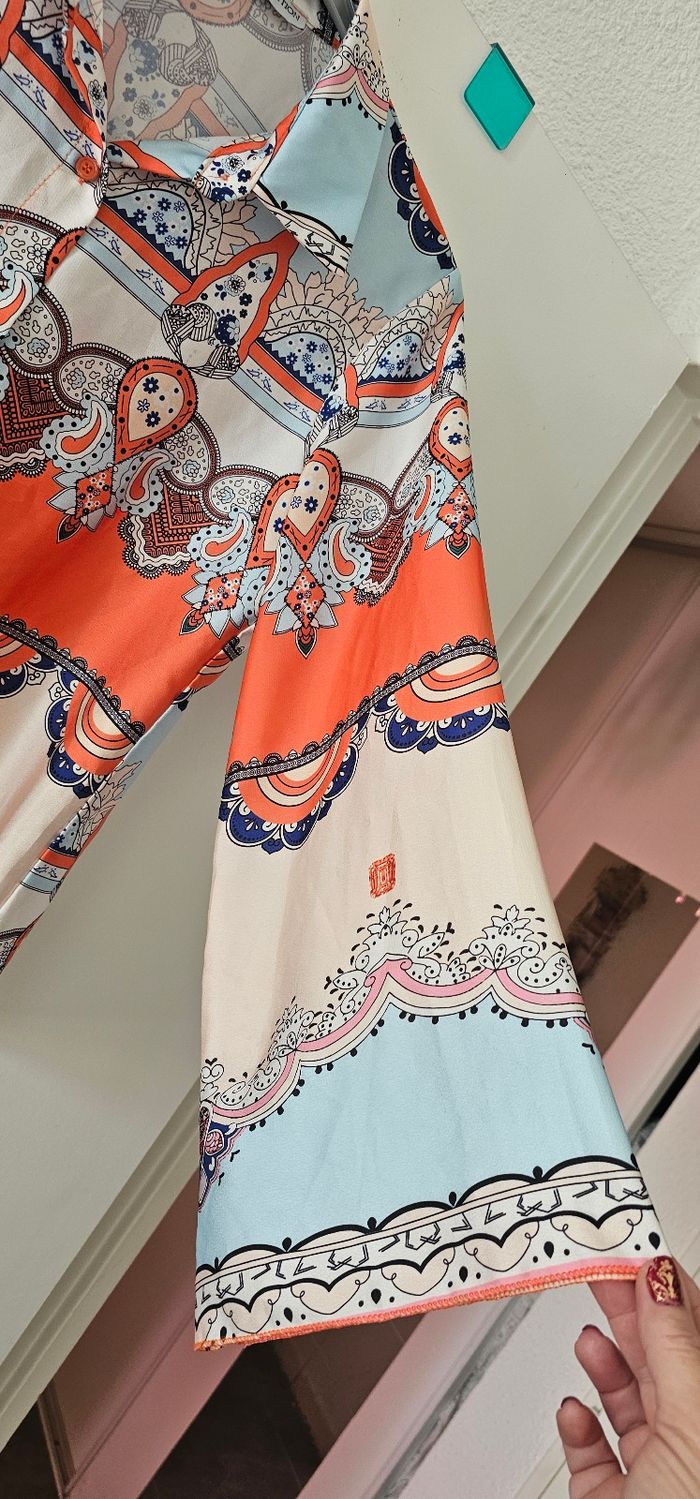 Magnifique chemisier satiné baroque New collection 38.40. - photo numéro 4