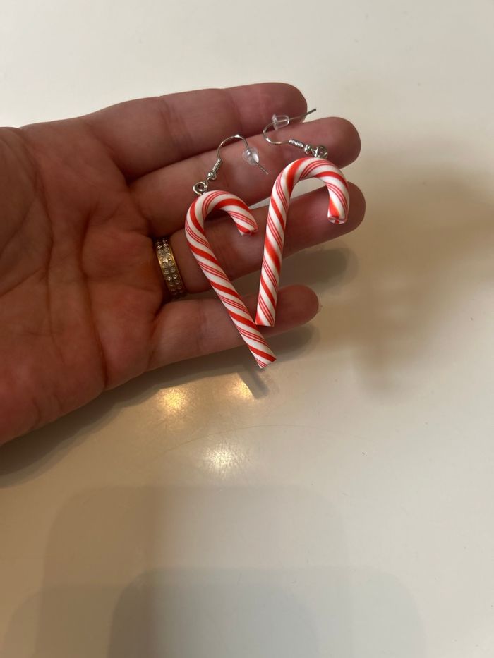 Boucles d’oreilles NEUVES forme sucre d’orge couleur blanc et rouge