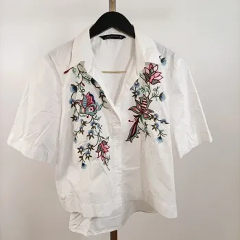 Chemise blanche brodée Zara – 100 % coton – manches courtes, col tailleur taille L A804