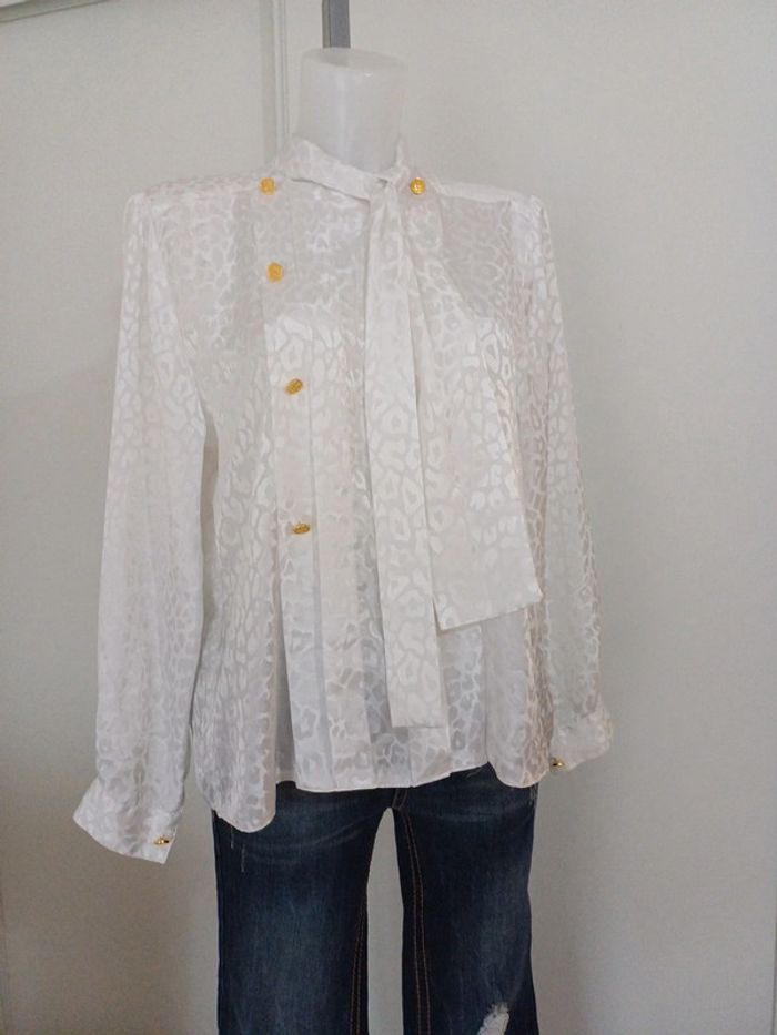 Blouse blanche satiné effet léopard - photo numéro 2