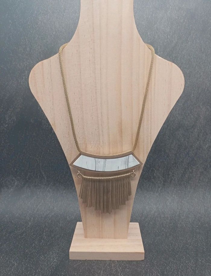 Collier plastron effet marbre